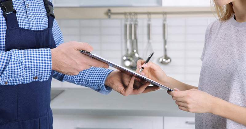 Customer-signing-invoice